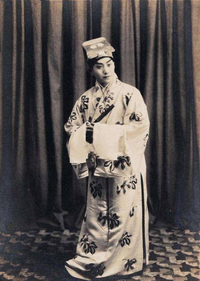 原创京剧演员李宏图继叶盛兰之后几十年再次在现代戏中用小生演绎角色