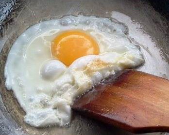 搞错这一步,难怪鸡蛋不鲜嫩还粘锅_时候_营养_做法