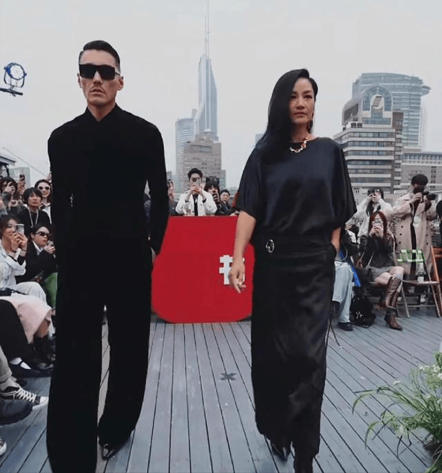 原创52岁胡兵与瞿颖牵手粉丝们兴奋了真希望他们能够这样一直下去