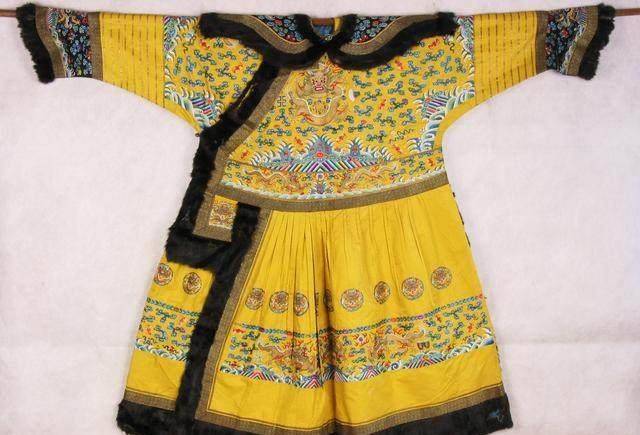 原创大清皇上冬天穿的奢华朝袍亮相小编发现个秘密