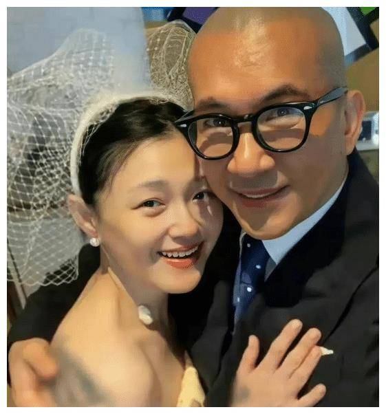 大s否认买礼送现任曝前夫家暴汪小菲否认晒照证买礼送具俊晔