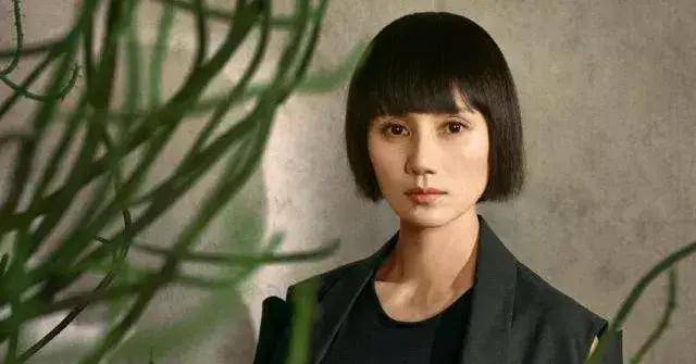 刘野说,袁泉是我们班专业上非常出色的一员,无论是线条还是体型,演技