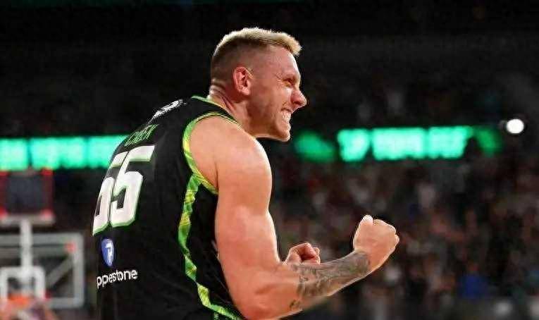 他随时准备上场新疆男篮克里克晒训练照希望邱彪不要暴殄天物