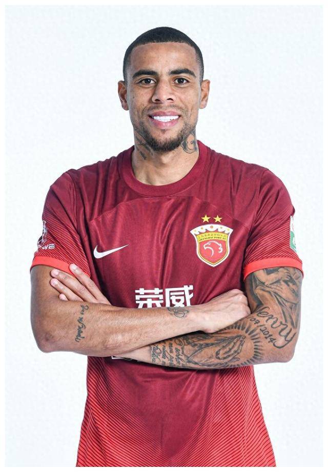 古斯塔沃海港外援河南首秀球迷期待攻势足球风采