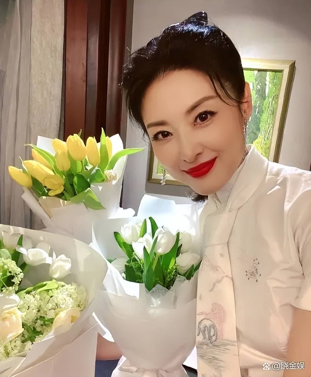 周涛:迎来56岁生日,早上收到丈夫女儿送来的花中午到户外赏杏花_照片