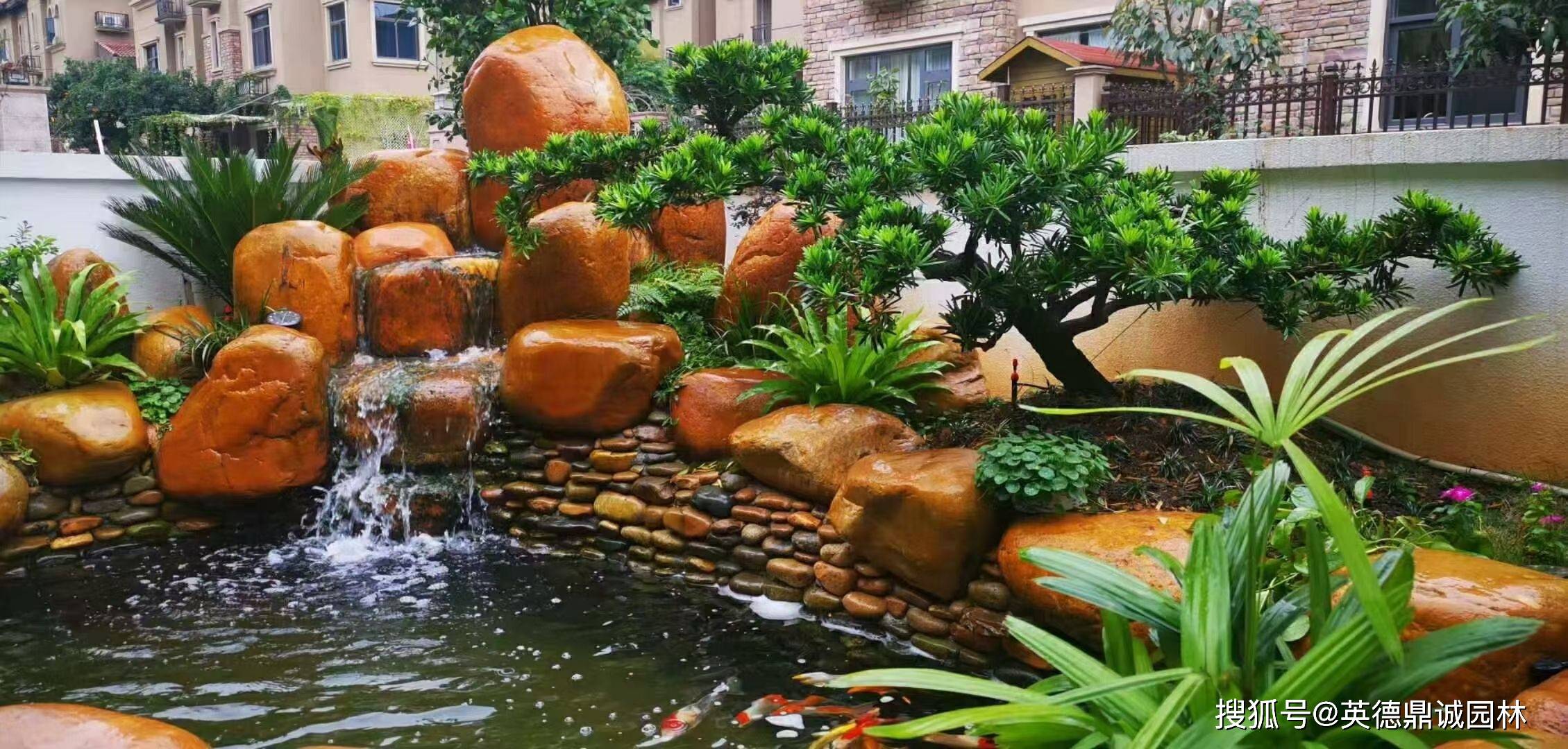 大型黄蜡石原石园林造景工程假山驳岸景观