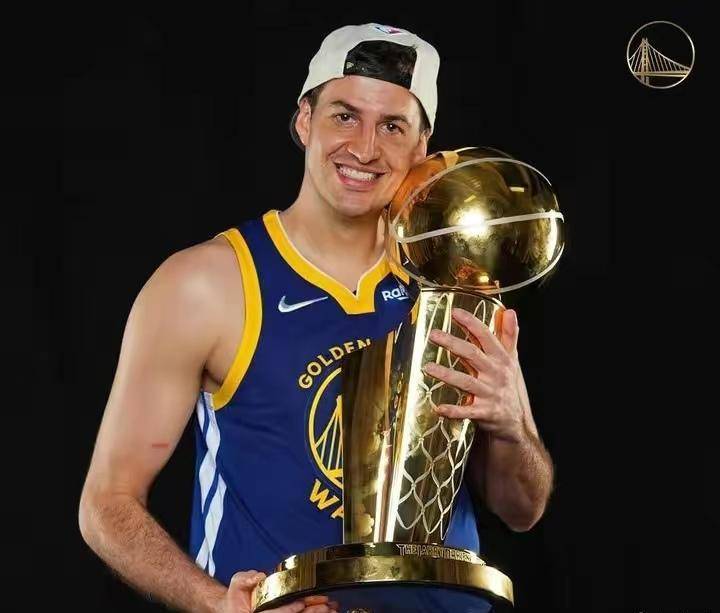 8助攻,这个时期的别利察已经是妥妥的顶级蓝领了,而且当初和库里对飚