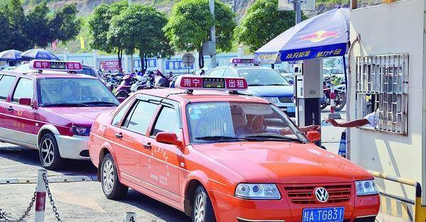 这下邓玲琳坐不住了,她毫不犹豫地拉着愣住的丈夫打了一辆出租车去