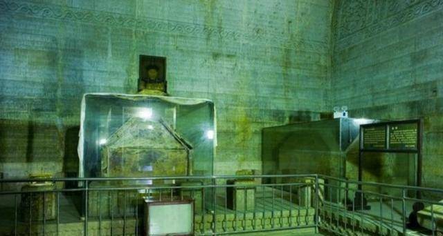 一生骄傲的乾隆,死后被拖出棺材任人践踏,溥仪看后跪地嚎哭_尸骨_中国