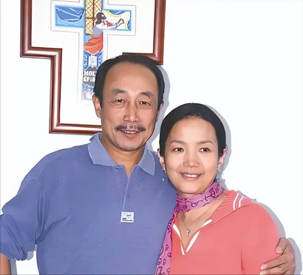 原创吕丽萍夫妇疑回国养老与孙海英移民失败满头白发朴素无人识