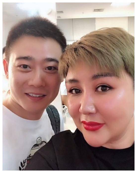 栾云平迎来40岁生日晒儿时照片网友热议副总多年不变