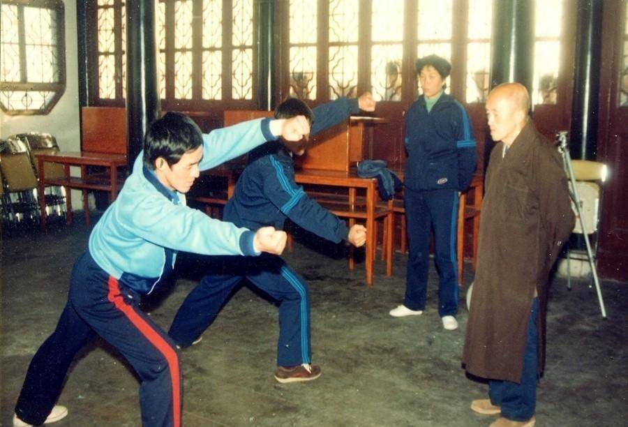 海灯法师87岁圆寂少林寺无人吊唁他是骗子二指禅倒立造假了