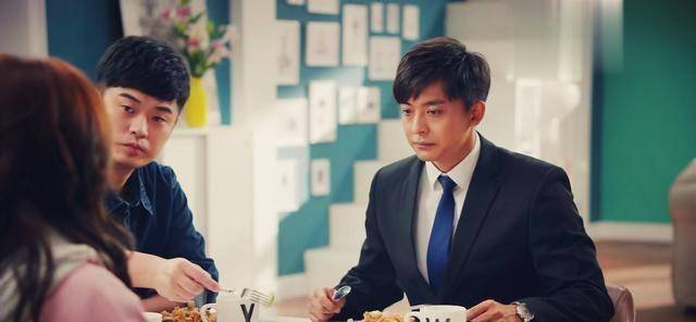 胡一菲的杯子标着"h"(胡),曾小贤的是"x"(贤),张伟的是"w"(伟),诸葛