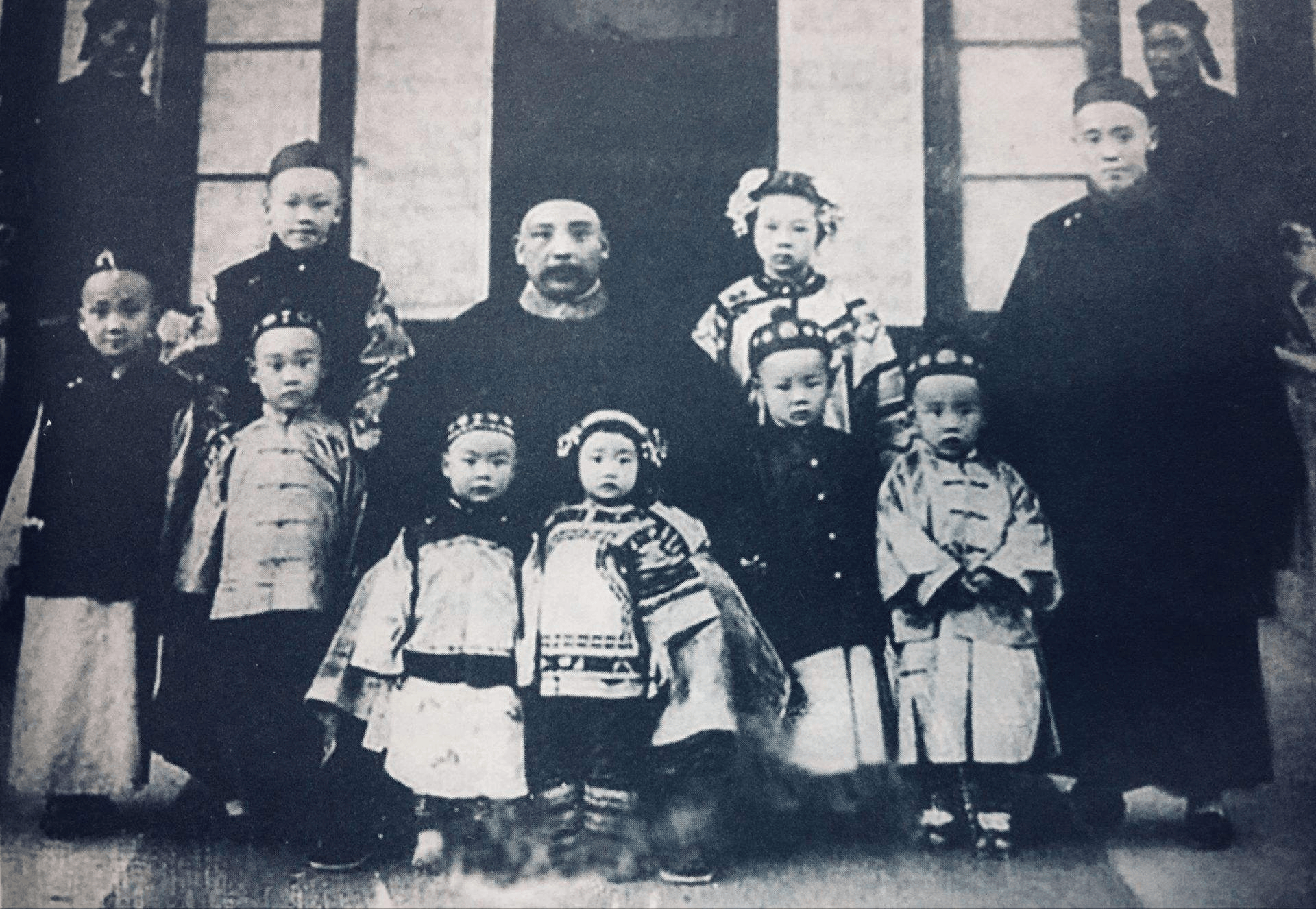 袁世凯的15个女儿都嫁给了何人,结局如何?背后实情令人无语凝噎_姨太