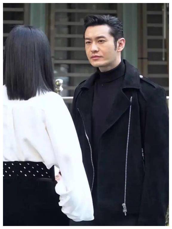 原创叶可穿搭精致出席约会与黄晓明打羽毛球疑似摆拍引热议