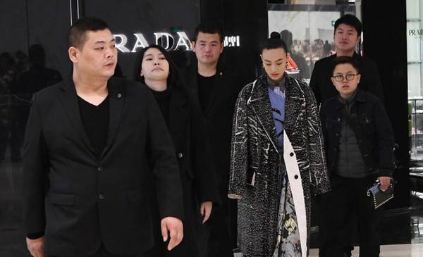 原创秦舒培颜值真高头发扎这么紧都显秃气场还是那么帅