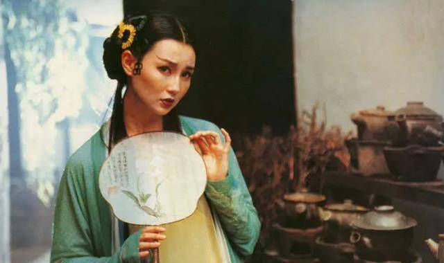 青白二蛇为得到"爱"争相献媚倾轧,青蛇视诱惑不到法海,性魅力不够为奇