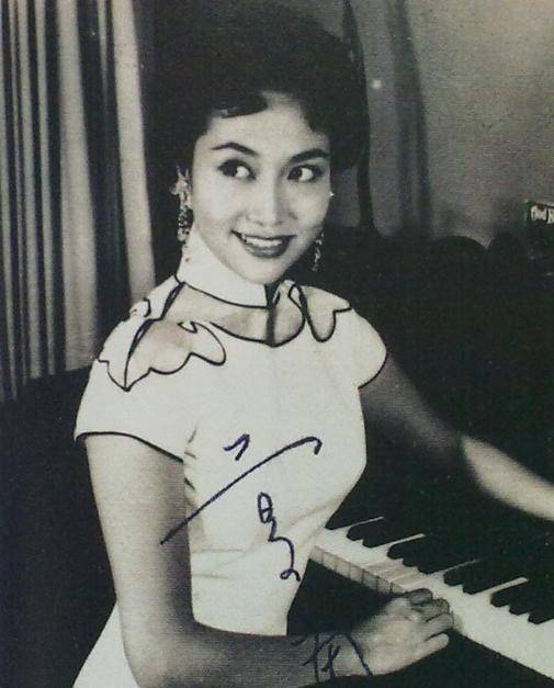 张佩兰一看到高大威猛,英俊洒脱的吴佩孚,心弦被吴佩孚的大手不经意给