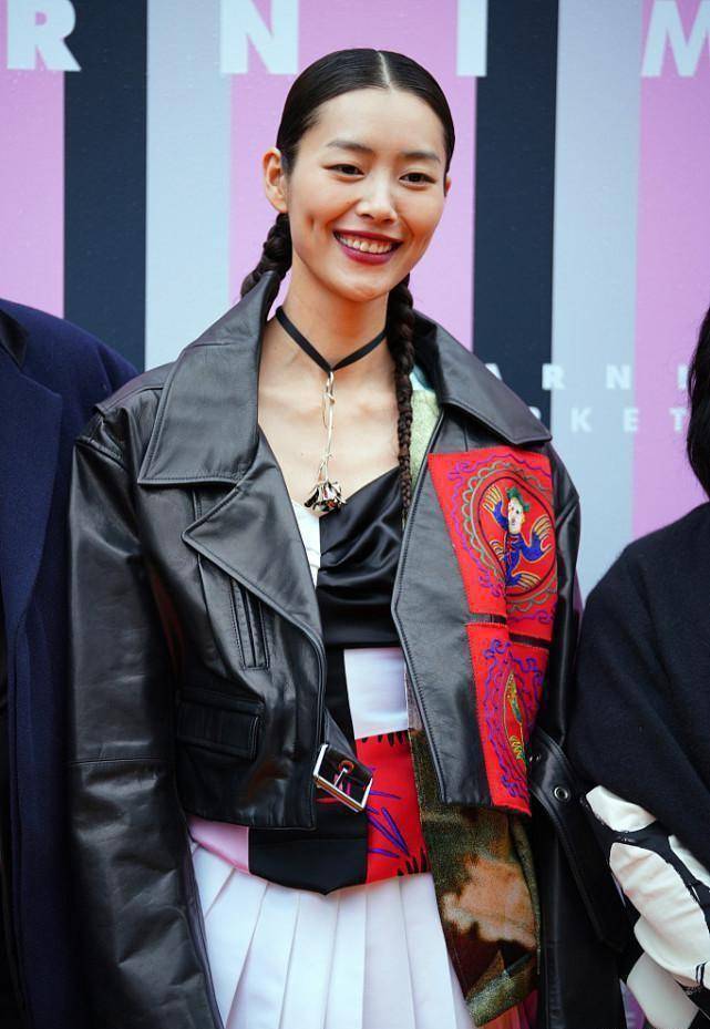 刘雯的超模气场可不是盖的刺绣皮衣都能驾驭住意外的好看