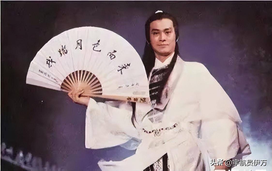 郑少秋演绎了不少经典角色,比如《书剑恩仇录》一人分饰陈家洛,乾隆