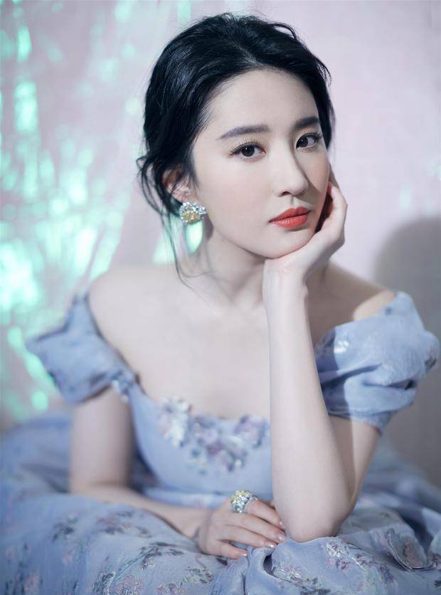 却主动给张靓颖当伴娘,最后还是分手_刘亦菲_黄晓明_工作