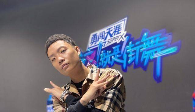 除了杨凯和肖杰,这支舞还有肖智斌,他当年和肖杰并称"成都双肖",实力