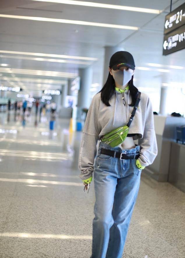 景甜身材真的好,露脐装大秀小蛮腰,难怪粉丝这么宠爱_卫衣_时尚_显得