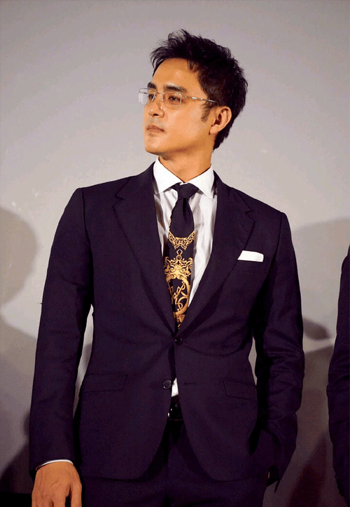 刚出道时,他是一名主持人.