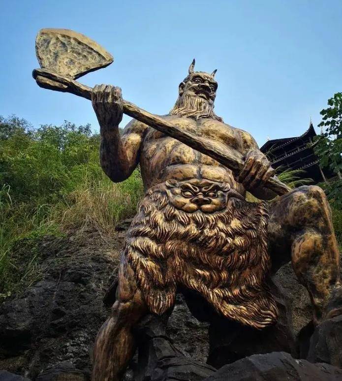 他们跟随着手持符咒的人,向前缓慢行走着,最终到达蚩尤部落,也就是