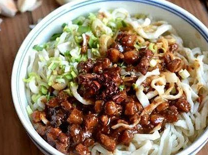 炸酱面的经典做法,香到流口水,一次能吃两大碗_酱汁_冷水_大蒜