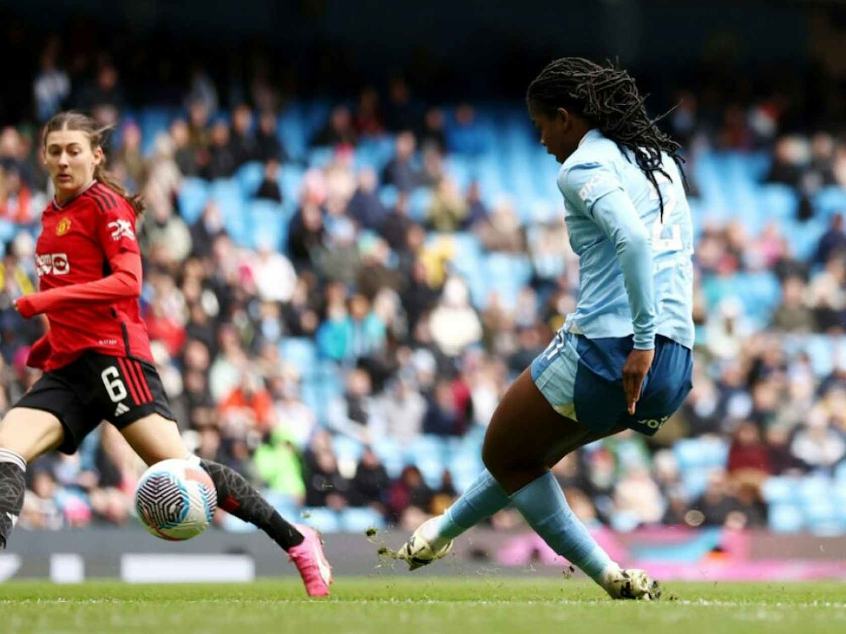 推介网回顾,在周六的一场精彩德比战中,曼城女足以3-1击败曼联女足