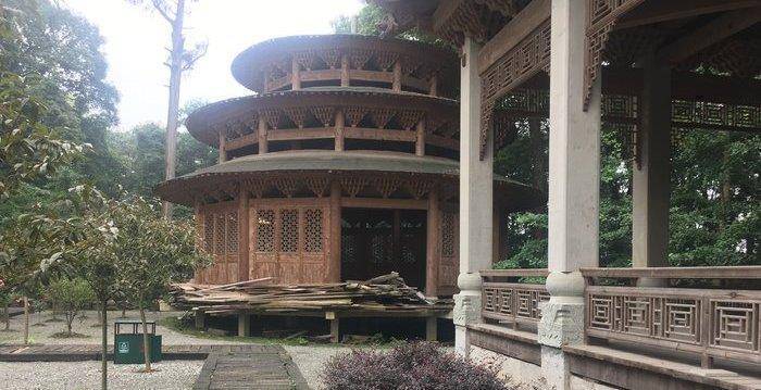 四川彭州这个古寺寺内有1700多年楠木树供奉刘关张三兄弟