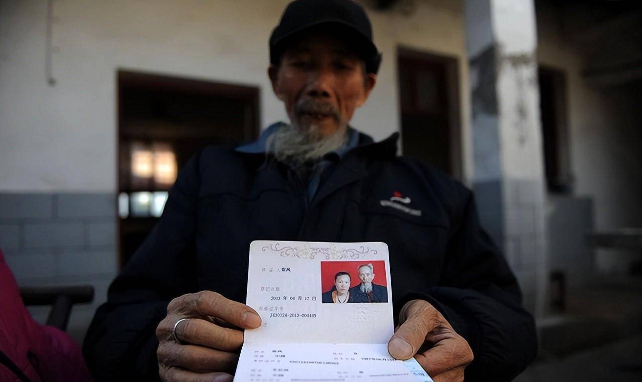 当年主动嫁给72岁穷老头的湖南少女生下一个儿子后怎么了
