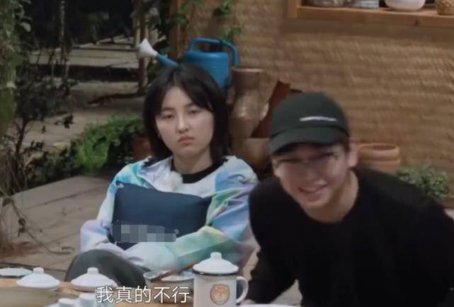 原创彭昱畅开嗓唱歌黄磊扇风何炅打光谁注意张子枫的反应