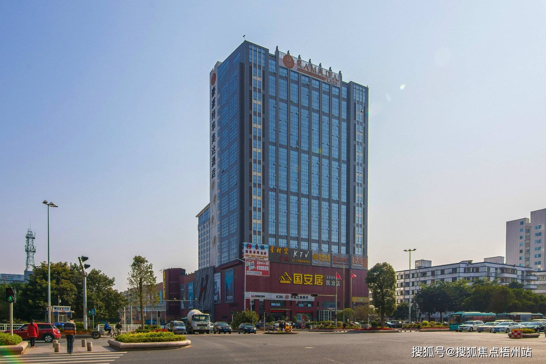 深圳七星商业广场租120人独立办公室精装修带家具交通便利可注册