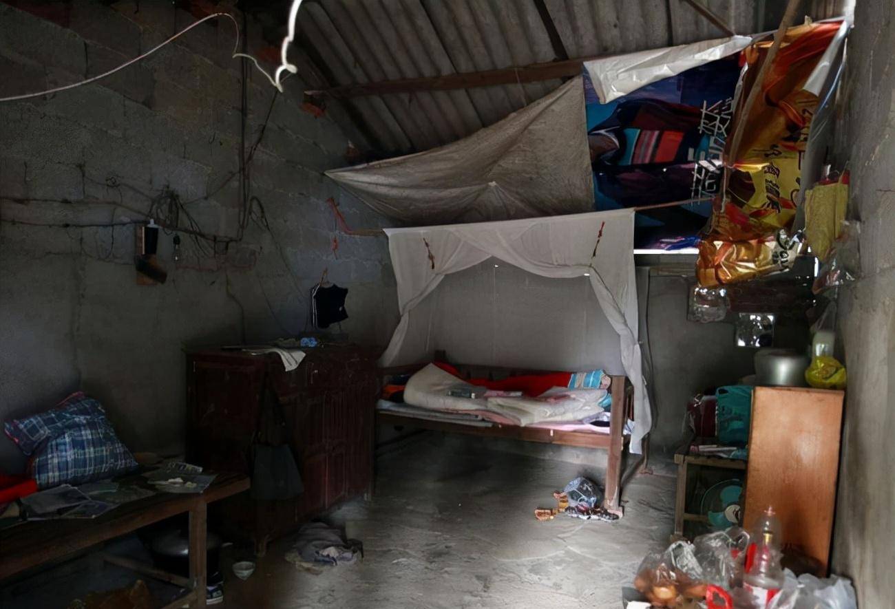 村里的人看到阿龙在大街上哭,就知道阿坤一定出事了,过路的人恐于传染