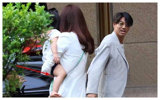 林志玲罕见晒出长腿引发日系风格讨论美貌依旧