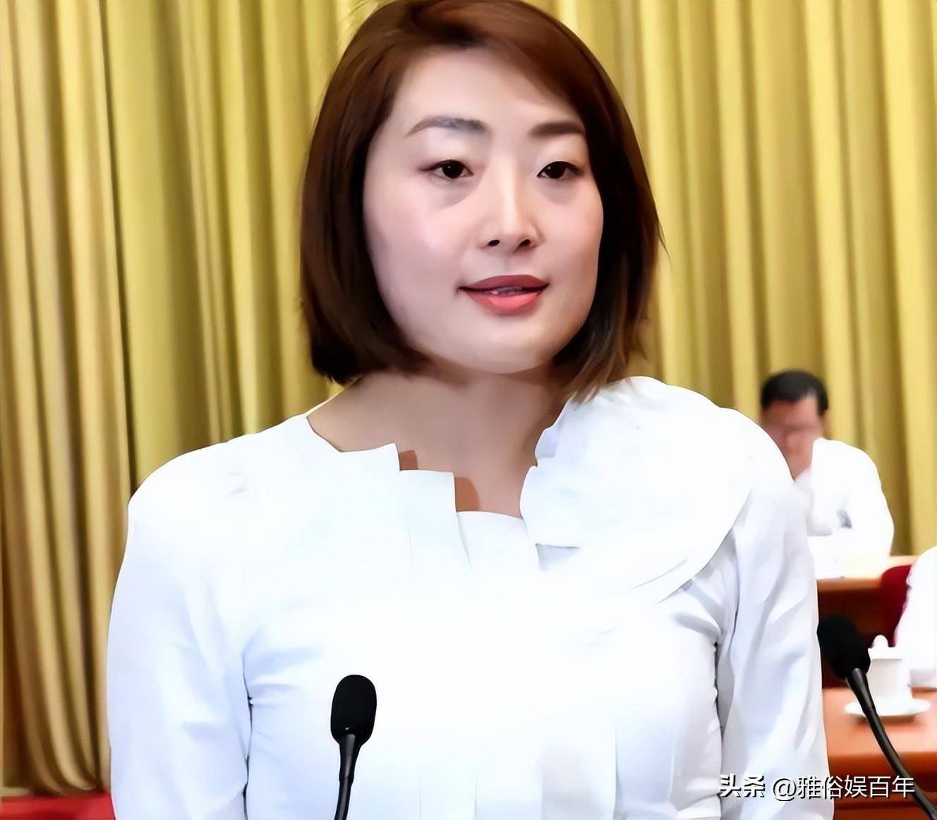 宗家传承!宗馥莉亮相会议秀身材,优雅大方继承父亲的风范与魅力