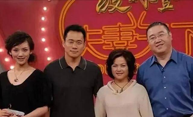 54岁"武松"丁海峰曝光:在美国树林砍柴烤肉,美国豪宅尽显气派_唐歌