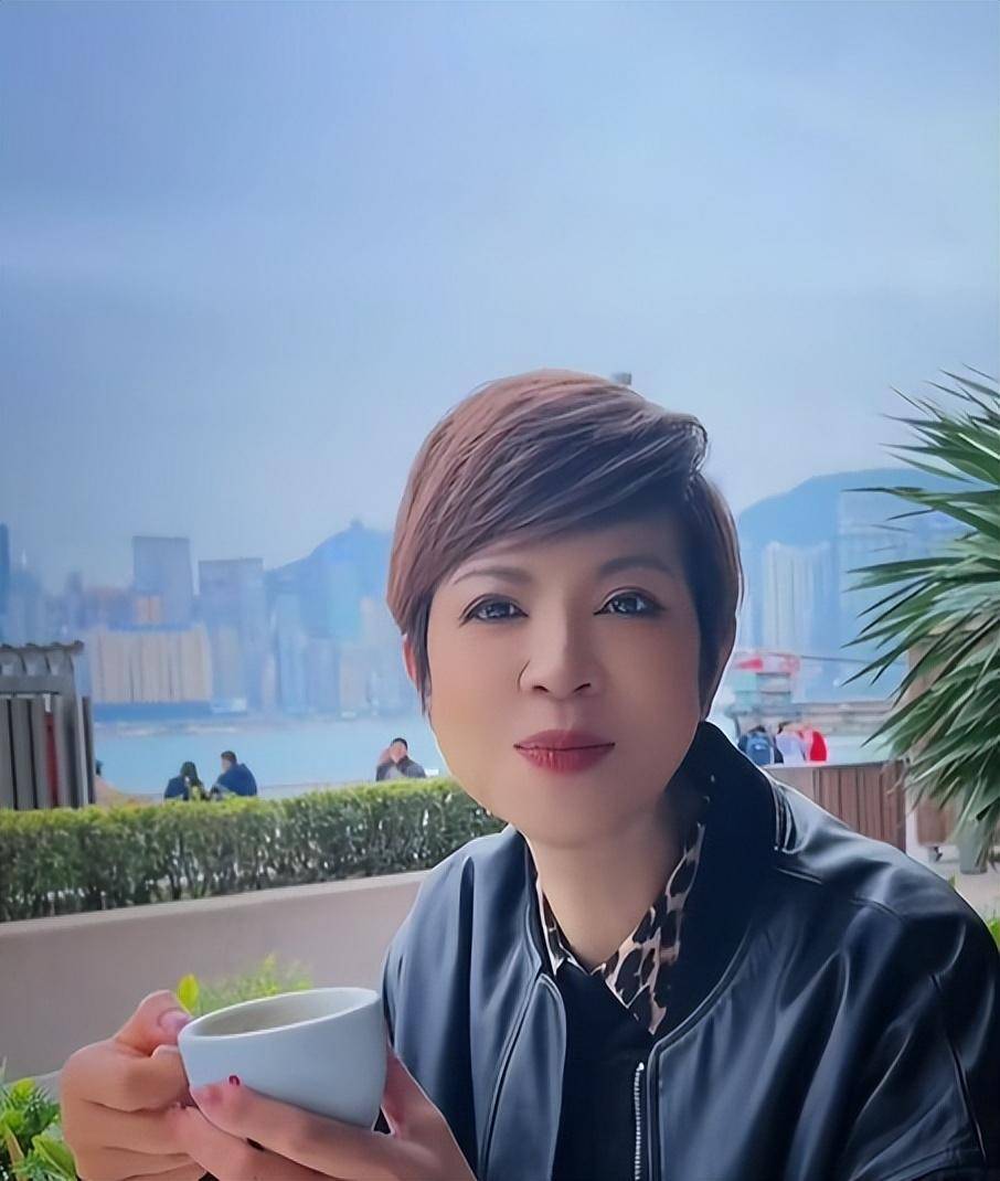 杭天琪赴天津出发在车站一边吃煎饼果子一边听不如见一面