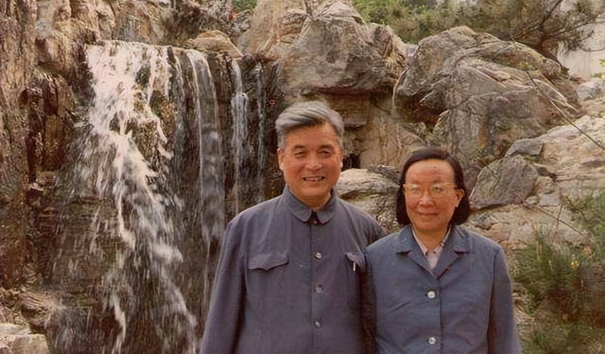 每日上下班,许鹿希都要乘坐30路公交车.