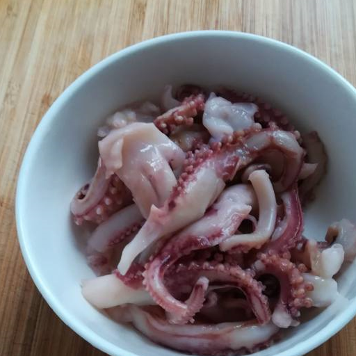 第1步,生姜五片,大蒜两瓣切片,备用.