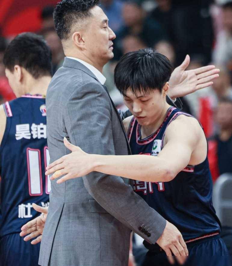 战神胡明轩贡献26分助力广东外援战胜辽宁杨鸣神情落寞