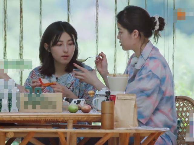 原创欧阳娜娜用勺子喂张子枫张子枫吃法引热议娜比救场堪称教科书