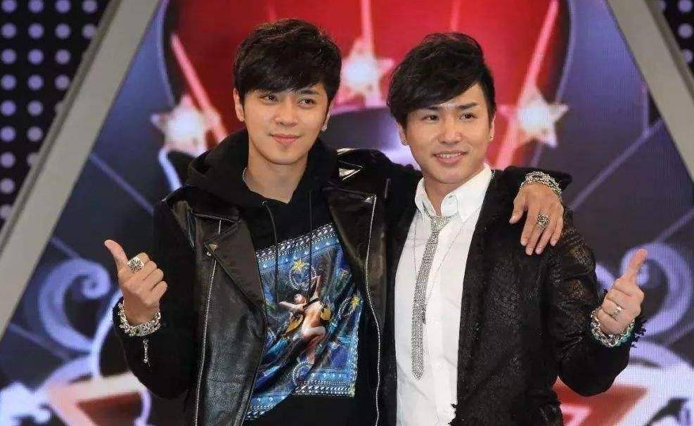 组合里面的两个成员就是我们熟悉的罗志祥和欧弟,他们两个人从上学的