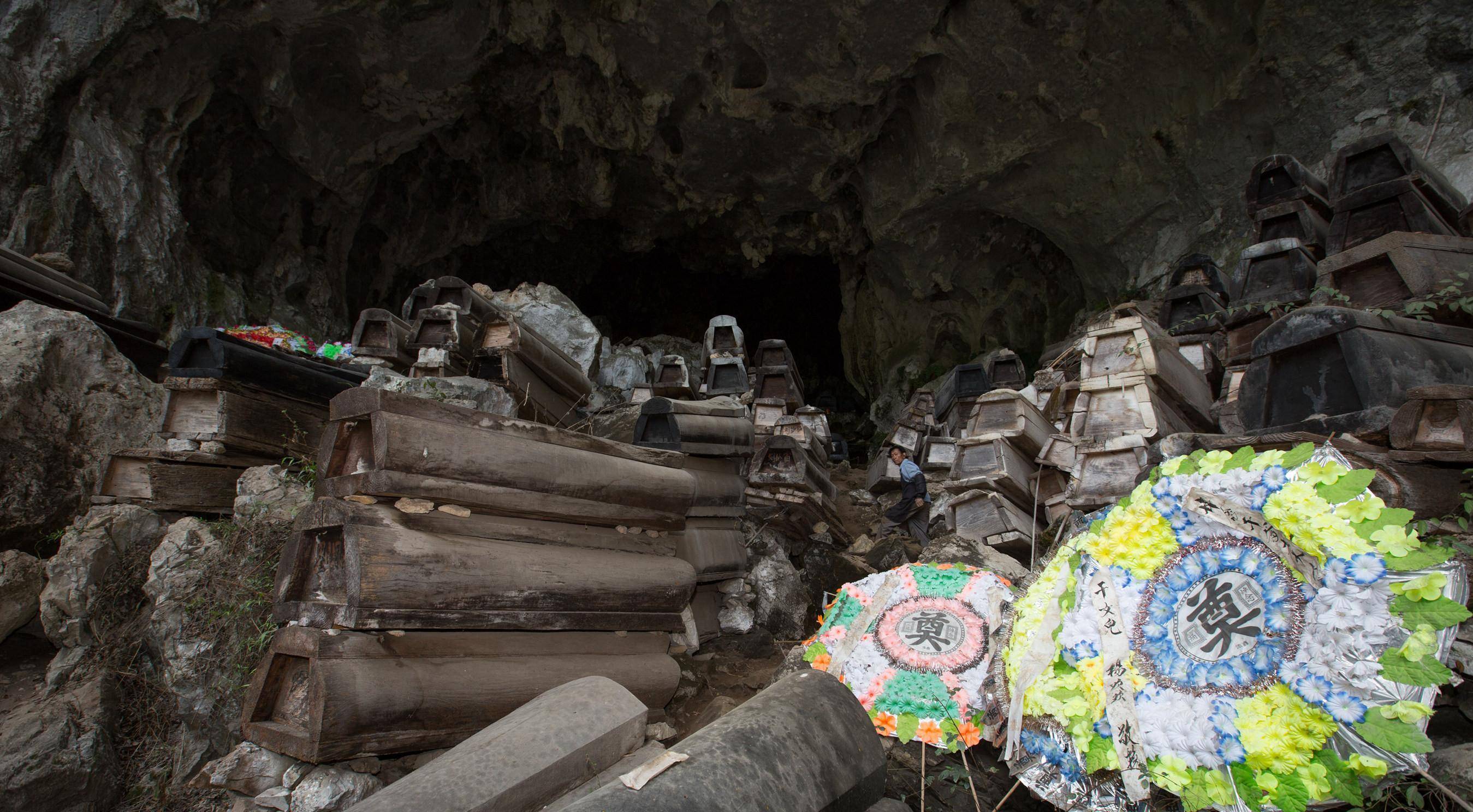 原创为守护567具棺材贵州大爷白天搬砖晚上住洞穴月薪只有三百
