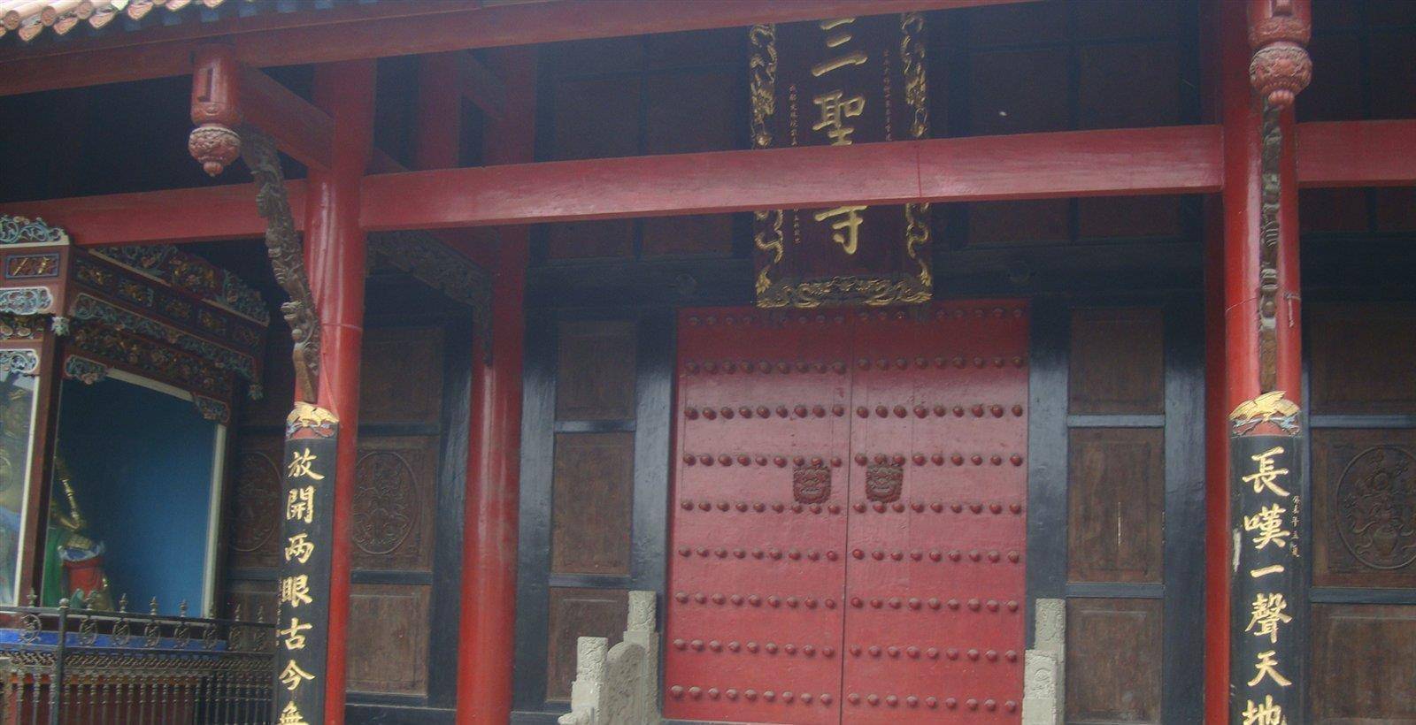 四川彭州这个古寺寺内有1700多年楠木树供奉刘关张三兄弟