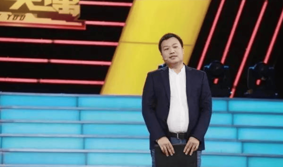 男人名叫李晨,将军之子,曾经在北大读书,后来肄业开始了投资之道,在