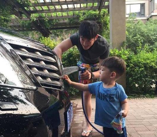 是不是恩爱不知道但细看霍思燕杜江资产有被这对夫妻炫到