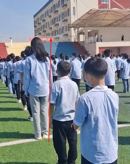 原创网友分享中小学生最萌身高差看了保准逗得你笑哈哈